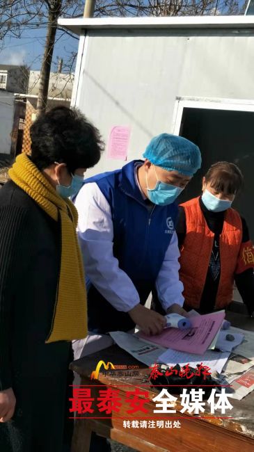 业务院长宫新阳带领家庭医生团队前往各个疫情监测点宣传防疫知识 (2)